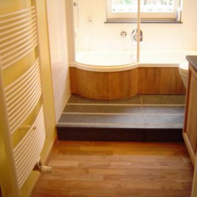Salle de bain avec sol en bois exotic et Garnit