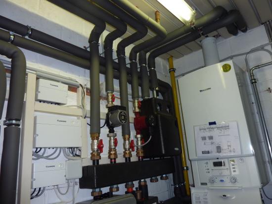 chaufferie avec 4 circuits (piscine, déshumidification, maison et production d'eau chaude) et appoint solaire de 9 panneaux Ju